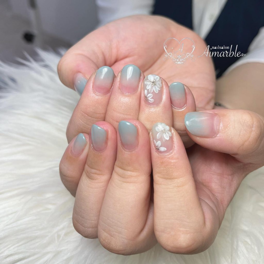 ･フラワーネイル❁水色で夏っぽさup️Nailist AIRI ________________________________　🪶ASAKO先生の　　　　　フェザータッチフィルイン導入🪶うたた寝される方多数！！優しく心地よいマシーンオフとケアで貴方のお爪を綺麗に整えます❣️nail salon Aimarbleでは【はたらく女性のお爪を綺麗に】お仕事、家事、育児と忙しい毎日を過ごされている方に毎月のネイルが細やかな癒しや楽しみになって欲しいと願っております♪️️こんな方をお待ちしております️️・永く通えるサロンを探している・シンプルで上品なネイルが好み・これからは自分磨きに挑戦したい！・サロンは緊張しそう、、、・爪が薄くて割れやすい・ネイルオフで痛い経験をしたことがあるそんなお悩みを抱えている方、お客様の生活環境や指先の状態に合わせて適切な施術方法をご提案いたします。